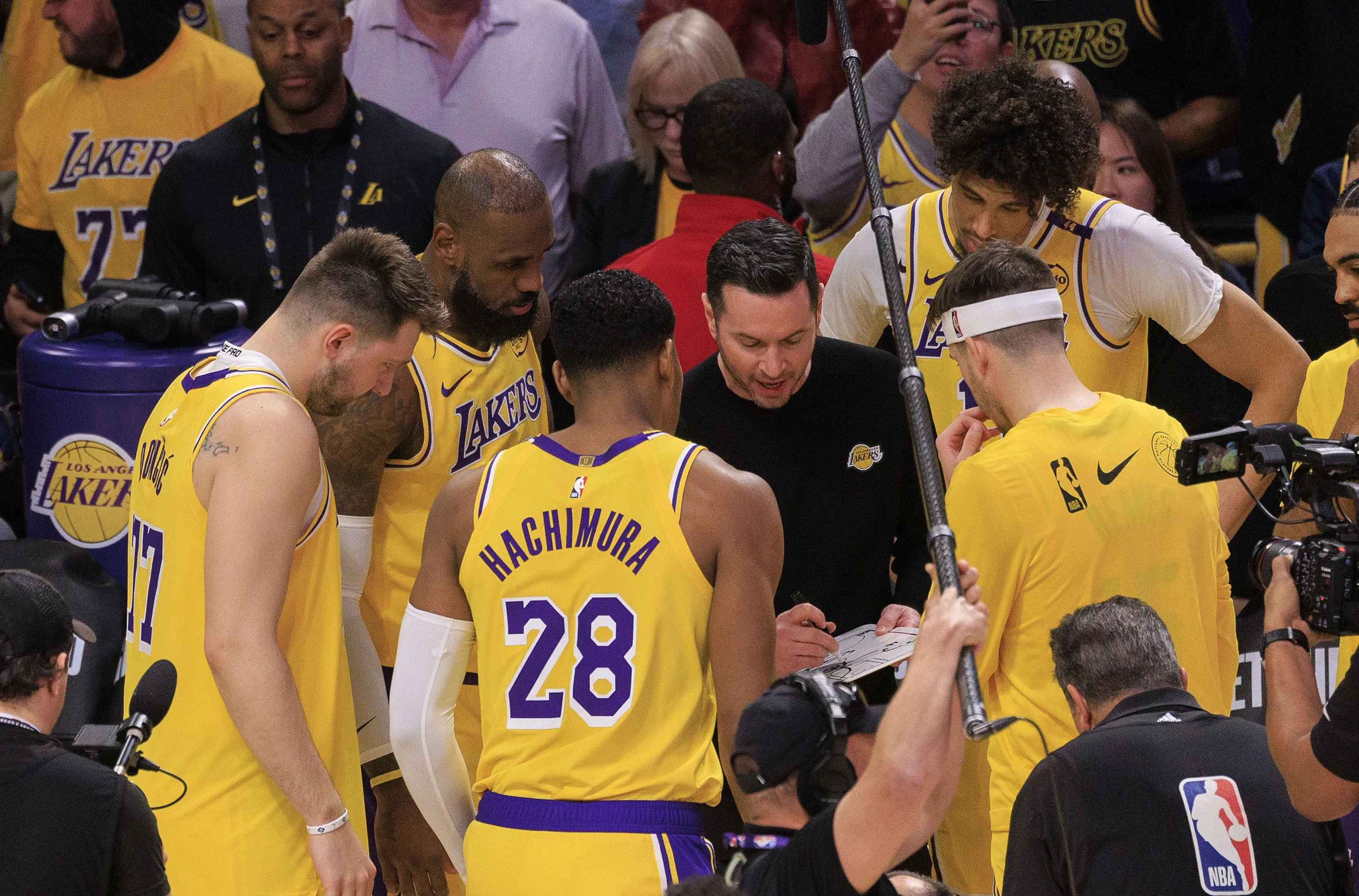 kaiyun sports-赛地聚焦：NBA常规赛窗口期热度飙升，上海海港迎来里程碑，底气十足，团队化学反应显著(上海海港势不可挡)