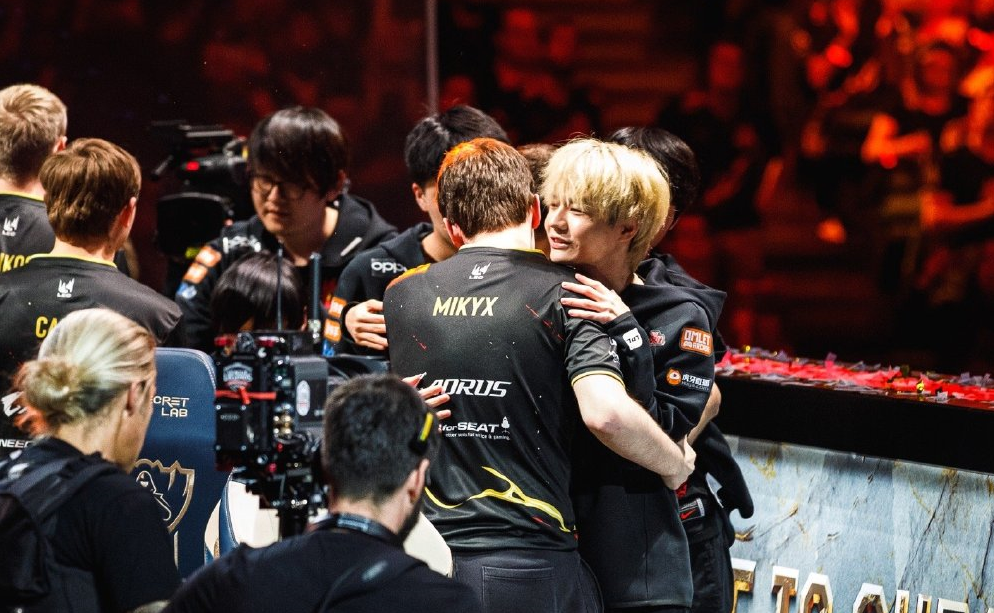 开云官方-犹他爵士训练开放日；今晨回应争议引欢呼；全明星赛在即；赛季目标并未改变(威少被犹他爵士买断两次)